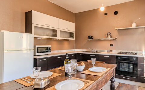 Barella: Möbel, Interior Design, Flooring, Küche, Holz, Countertop, Cabinetry, Decke, Küchengerät, Fussboden