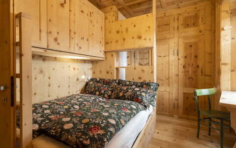 Kuerc Design Mountain Home: Holz, Interior Design, Flooring, Fussboden, Schlafzimmer, Decke, Holzbeize, Zimmer, Bett, Hartholz