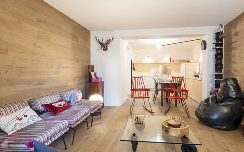 Kuerc Design Mountain Home: Möbel, Interior Design, Flooring, Wand, Fussboden, Holz, Decke, Couch, Zimmer, Wohnzimmer