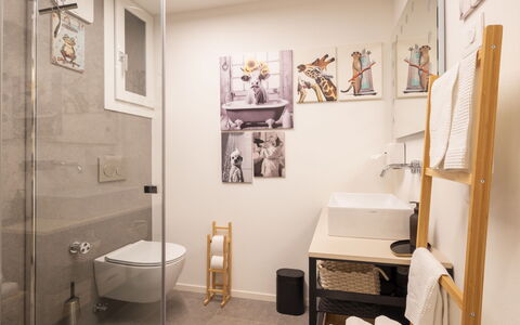 Kuerc Design Mountain Home: Interior Design, Flooring, Wand, Fussboden, Armatur, Badezimmer, Holz, Toilette, Decke, Beleuchtung