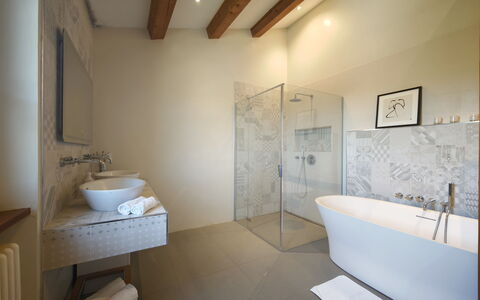 Tenuta Marino - Villa Privata Vista Vigneti con Pi: Wand, Flooring, Interior Design, Fussboden, Decke, Badezimmer, Armatur, Beleuchtung, Zuhause, Installation