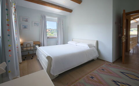 Tenuta Marino - Villa Privata Vista Vigneti con Pi: Möbel, Interior Design, Bett, Schlafzimmer, Wand, Fussboden, Flooring, Holz, Decke, Bettdecke