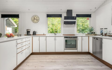 Nanook - from the Sea: Flooring, Küche, Holz, Countertop, Interior Design, Cabinetry, Fussboden, Major Appliance, Küchengerät, Holzboden