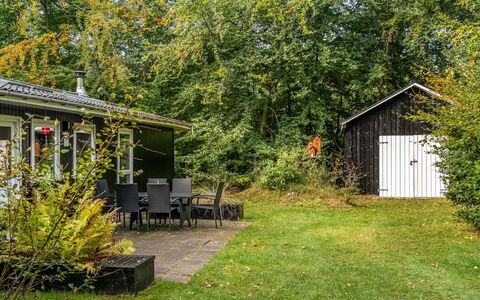 Nanook - from the Sea: Strauch, Haus, Hütte, Garten, Zuhause, Grundstueck, Ground, Rasen, Gartenbauten, Schatten