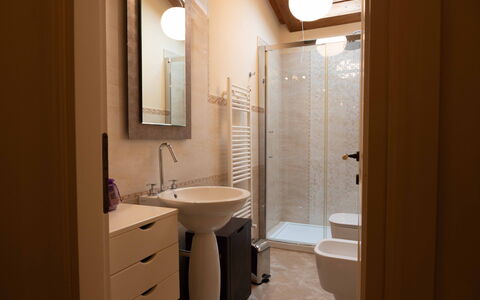 Tenuta di Mezzo: Bad Sink, Flooring, Interior Design, Fussboden, Wand, Armatur, Holz, Badezimmer, Sinken, Spiegel