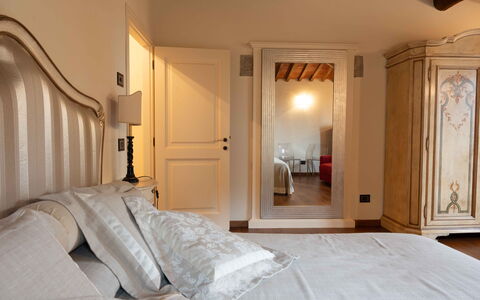 Tenuta di Mezzo: Bett, Möbel, Schlafzimmer, Interior Design, Wand, Holz, Bettdecke, Bedding, Zimmer, Flooring