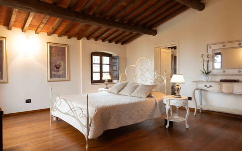 Tenuta di Mezzo: Möbel, Bett, Interior Design, Schlafzimmer, Flooring, Holz, Decke, Fussboden, Bedding, Zimmer