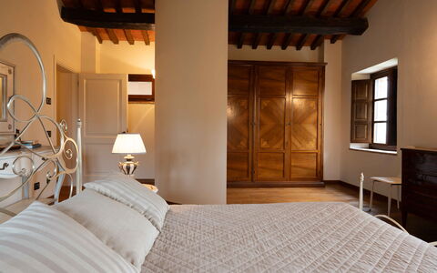 Tenuta di Mezzo: Möbel, Interior Design, Bett, Schlafzimmer, Flooring, Holz, Fussboden, Decke, Bedding, Bettdecke