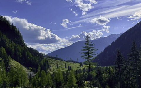 Dösentaler Bergidyll: Himmel, Blau, Bergforms, Berg, Grün, Natur, Hügel, Wolke, Natürliche Landschaft, Wildnis