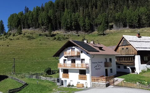 Dösentaler Bergidyll: Haus, Hütte, Zuhause, Ländliches Gebiet, Menschliche Siedlung, Dorf, Steigung, Bauernhaus, Bergdorf, Balkon