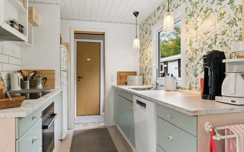 Ølvir - 525M from the Sea: Küche, Countertop, Interior Design, Küchengerät, Holz, Major Appliance, Flooring, Cabinetry, Möbel, Decke
