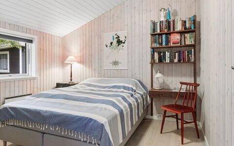 Ølvir - 525M from the Sea: Bett, Möbel, Schlafzimmer, Interior Design, Bettdecke, Bedding, Holz, Flooring, Fussboden, Decke