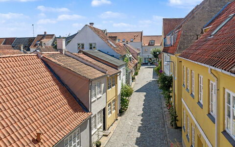 Lutz - 275M from the Sea: Turm, Auffahrt, Kirchturm