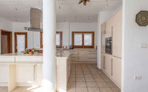 Laura: Flooring, Fussboden, Interior Design, Decke, Holz, Küche, Möbel, Light Fixture, Countertop, Beleuchtung