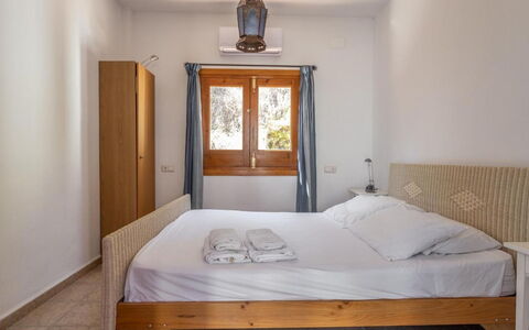Laura: Bett, Schlafzimmer, Möbel, Interior Design, Holz, Bedding, Bettdecke, Fussboden, Decke, Flooring