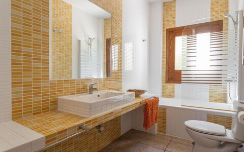 Laura: Bad Sink, Badezimmer, Interior Design, Armatur, Wand, Sinken, Flooring, Fussboden, Zapfhahn, Spiegel