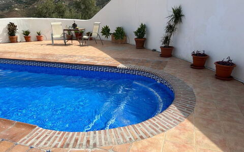 Laura: Schwimmbad, Verbundwerkstoff, Flagstone, Water Feature, Fliese, Resort, Hazienda, Gartenmöbel, Villa