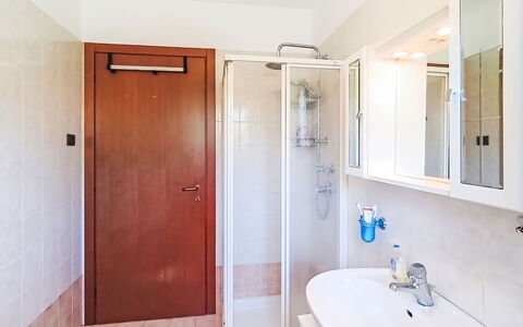 La Rosa: Badezimmer, Armatur, Flooring, Fussboden, Interior Design, Bad Sink, Sinken, Zapfhahn, Installation, Zimmer