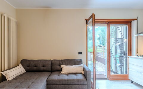 La Rosa: Möbel, Interior Design, Flooring, Fussboden, Couch, Wand, Holz, Holzboden, Zimmer, Wohnzimmer
