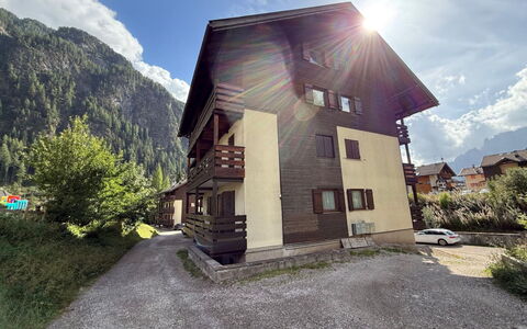 Snow Home col Rodella: Gras, Die Architektur, Zuhause, Haus, Grundstueck, Hütte, Estate, Bauernhaus, Garten, Rasen