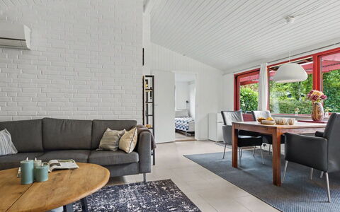 Mea - 750M from the Sea: Möbel, Flooring, Interior Design, Couch, Holz, Decke, Fussboden, Wohnzimmer, Zuhause, Zimmer