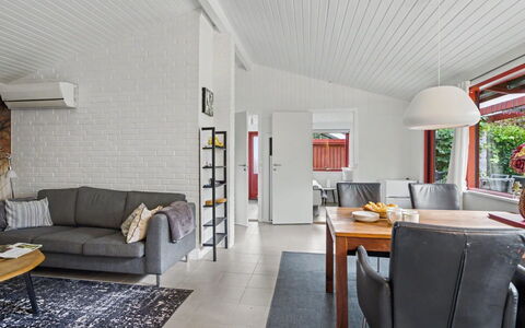 Mea - 750M from the Sea: Flooring, Holz, Couch, Interior Design, Decke, Möbel, Fussboden, Wohnzimmer, Zuhause
