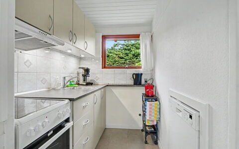 Mea - 750M from the Sea: Flooring, Holz, Major Appliance, Küche, Interior Design, Fussboden, Decke, Küchengerät, Zimmer, Countertop