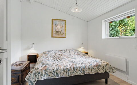 Mea - 750M from the Sea: Bett, Schlafzimmer, Interior Design, Holz, Bettdecke, Decke, Bedding, Fussboden, Flooring, Möbel