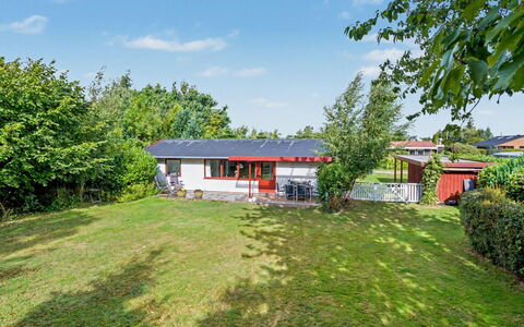 Mea - 750M from the Sea: Gras, Strauch, Haus, Dach, Zuhause, Garten, Hütte, Ground, Rasen