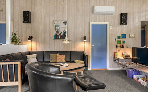 Aderice - 1.6Km from the Sea: Möbel, Interior Design, Wand, Flooring, Holz, Fussboden, Couch, Decke, Wohnzimmer, Light Fixture