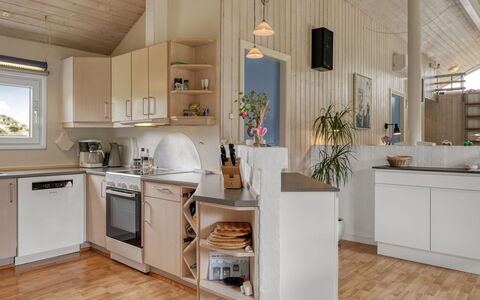 Aderice - 1.6Km from the Sea: Küche, Möbel, Countertop, Interior Design, Küchengerät, Flooring, Holz, Decke, Cabinetry, Major Appliance