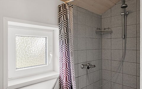 Aderice - 1.6Km from the Sea: Wand, Flooring, Interior Design, Armatur, Fussboden, Badezimmer, Decke, Installation, Zimmer, Verbundwerkstoff
