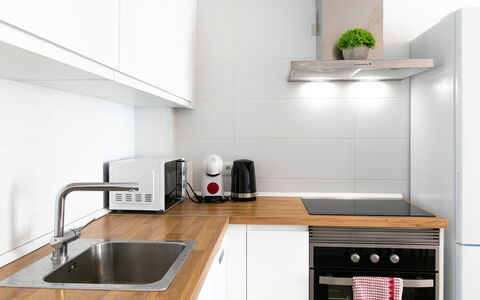 Caribe: Küchengerät, Küche, Countertop, Flooring, Möbel, Major Appliance, Cabinetry, Interior Design, Haushaltsgerät, Holz