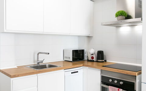 Caribe: Küche, Küchengerät, Countertop, Cabinetry, Flooring, Möbel, Major Appliance, Holz, Interior Design, Haushaltsgerät