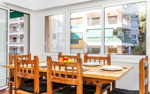 Popa: Möbel, Interior Design, Flooring, Tabelle, Holz, Fussboden, Stuhl, Küche & Esszimmer Tisch, Esszimmer, Decke