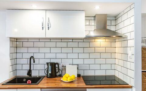 Popa: Küche, Countertop, Interior Design, Wand, Cabinetry, Küchengerät, Flooring, Zuhause, Möbel, Major Appliance