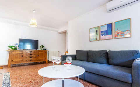 Popa: Möbel, Interior Design, Couch, Flooring, Fussboden, Wohnzimmer, Zimmer, Tabelle, Fernsehen, Wohnung