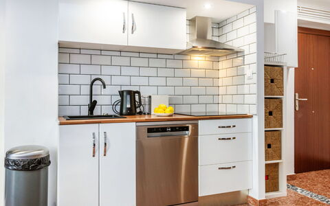 Popa: Major Appliance, Küche, Flooring, Interior Design, Küchengerät, Cabinetry, Countertop, Haushaltsgerät, Fussboden, Zuhause