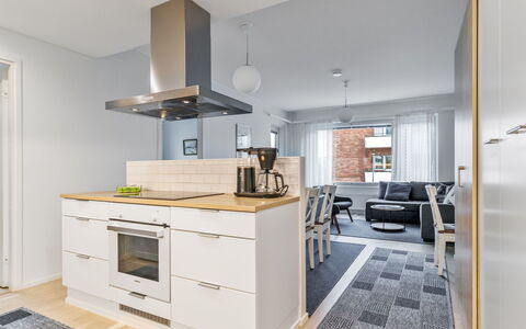 Levihonka 13: Küche, Möbel, Countertop, Interior Design, Flooring, Cabinetry, Küchengerät, Major Appliance, Holz, Fussboden