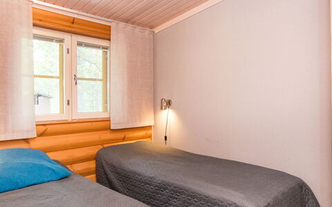 Mäkrä 3: Holz, Fussboden, Flooring, Interior Design, Decke, Schlafzimmer, Bett, Bettdecke, Zimmer, Holzbeize