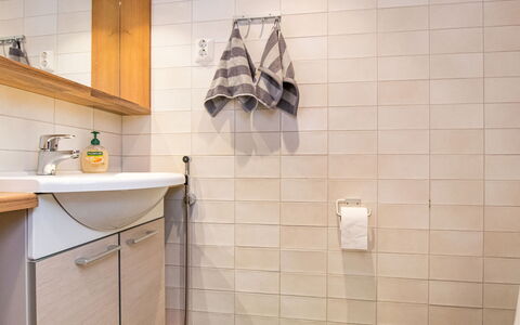 Mäkrä 3: Flooring, Wand, Fussboden, Badezimmer, Armatur, Interior Design, Sinken, Bad Sink, Zapfhahn, Toilette