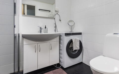 Artunkuja: Flooring, Interior Design, Armatur, Fussboden, Sinken, Badezimmer, Toilette, Badezimmerschrank, Toilleten Sitz, Bad Sink