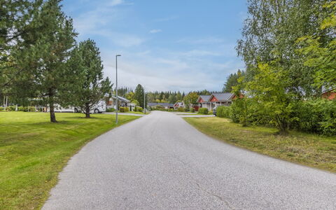 Artunkuja: Strassenbelag, Strasse, Wohngebiet, Asphalt, Strauch, Zuhause, Landschaft, Grundstueck, Durchgangsstrasse, Menschliche Siedlung