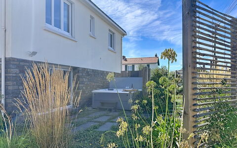 Le Terrier Préfaillais, Jacuzzi: Wand, Wohngebiet, Strauch, Zuhause, Grundstueck, Garten, Zaun, Landscaping, Home Fechten, Walkway
