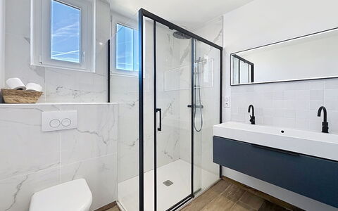 Le Terrier Préfaillais, Jacuzzi: Flooring, Badezimmer, Armatur, Fussboden, Interior Design, Installation, Zapfhahn, Fliese, Spiegel, Decke