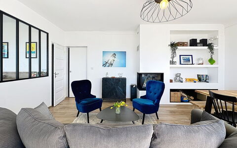 Le Terrier Préfaillais, Jacuzzi: Möbel, Interior Design, Flooring, Couch, Fussboden, Wand, Wohnzimmer, Zimmer, Tabelle, Holz