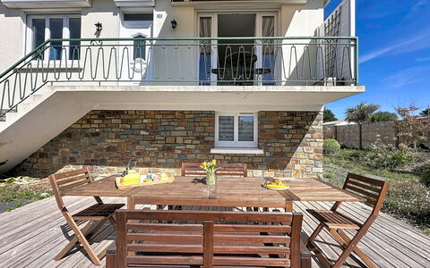 Le Terrier Préfaillais, Jacuzzi: Veranda, Möbel, Wohngebiet, Zuhause, Tür, Balkon, Deck, Gartenmöbel, Stuhl, Hütte
