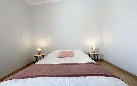 La Plaine-Sur-Mer 801: Bett, Wand, Schlafzimmer, Interior Design, Fussboden, Möbel, Holz, Bettdecke, Flooring, Bedding