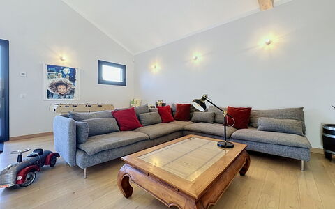 La Plaine-Sur-Mer 801: Couch, Interior Design, Möbel, Flooring, Wohnzimmer, Holz, Fussboden, Decke, Zuhause