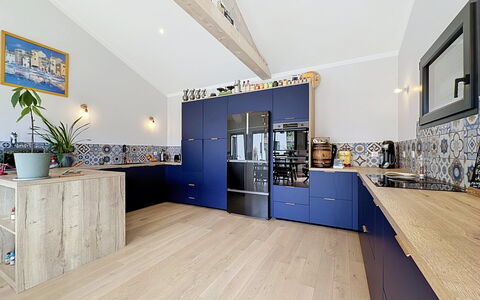 La Plaine-Sur-Mer 801: Interior Design, Flooring, Küche, Möbel, Holz, Cabinetry, Fussboden, Countertop, Decke, Holzboden